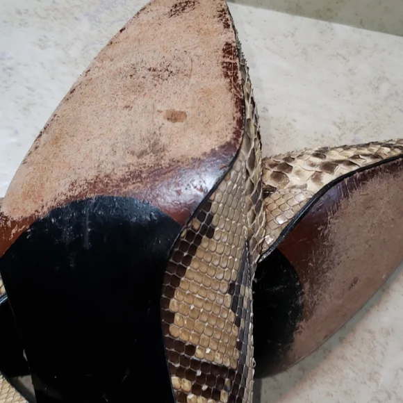 Stuart Weitzman Snake Skin Pumps size 8.5AA/Narrow - Picture 6 of 10